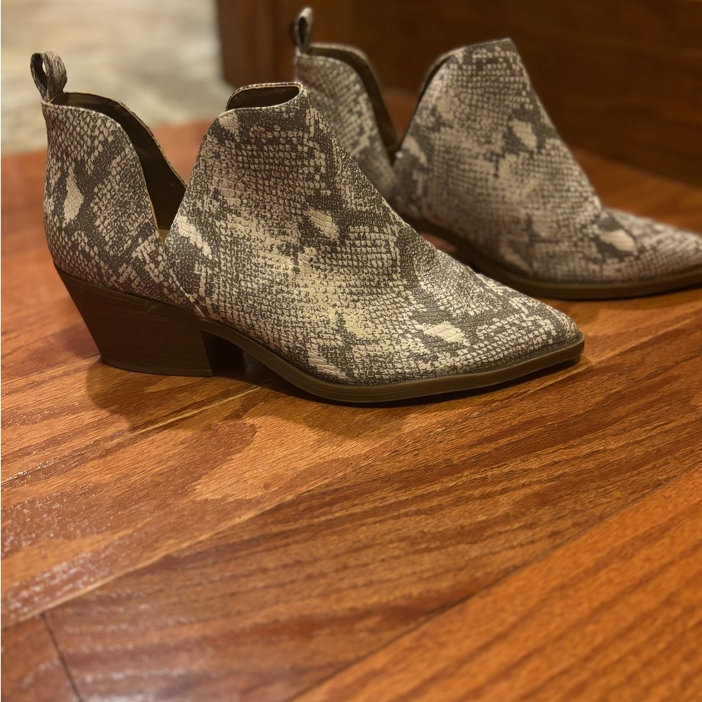 Universal Thread Snakeskin Ankle Boots NWOT - Picture 3 of 4